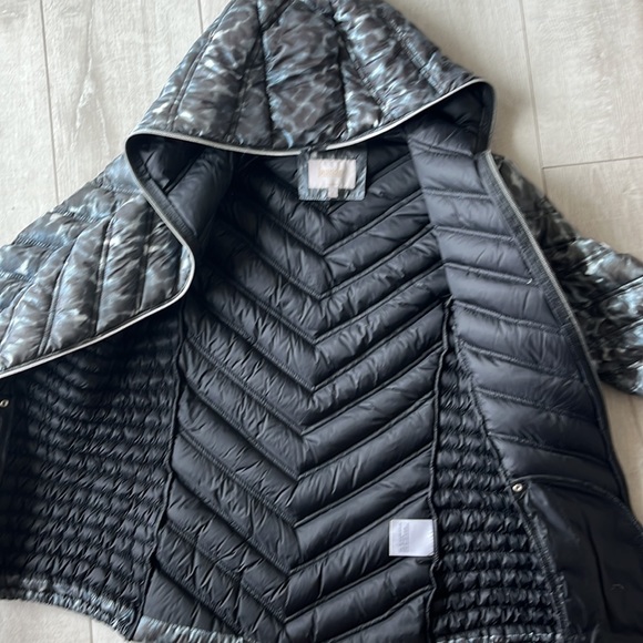 LAUNDRY SHELLI SEGAL DOWN FEATHER FILLED PACKABLE PUFFER GREY AND SILVER LEOPARD - Picture 9 of 9